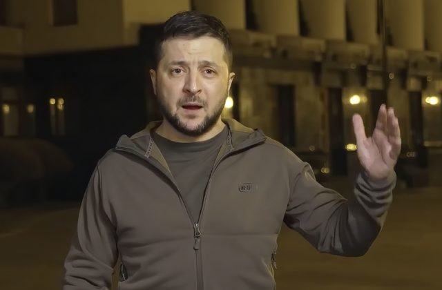 Zelenskyj bude s členmi NATO hovoriť aj o zbraniach a v emotívnom videu sa prihovoril svetu