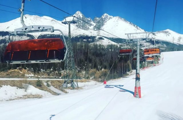 Vysoké Tatry stále ponúkajú veľmi dobré podmienky na lyžovanie, zaplnili ich žiaci na výcvikoch