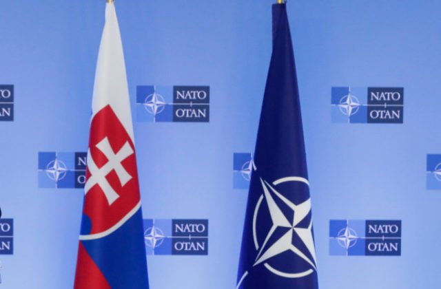 Slováci sa cítia byť viac súčasťou západu ako v roku 2021 a podpora NATO je 72 percent