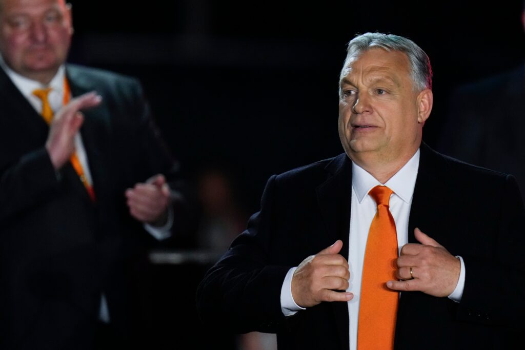 Orbán svoju rétoriku nezmení, naďalej bude robiť Putinovi lokaja a napĺňať rolu užitočného idiota