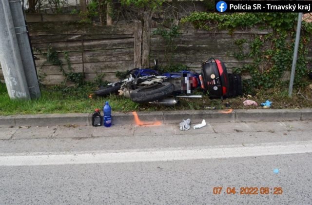 Motocyklista išiel z nočnej služby a narazil do stĺpa vedenia, po prevoze do nemocnice zomrel (foto)