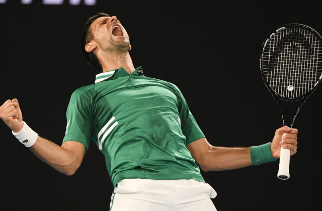 Djokovič postúpil na Australian Open do osemfinále, súper ho však poriadne potrápil