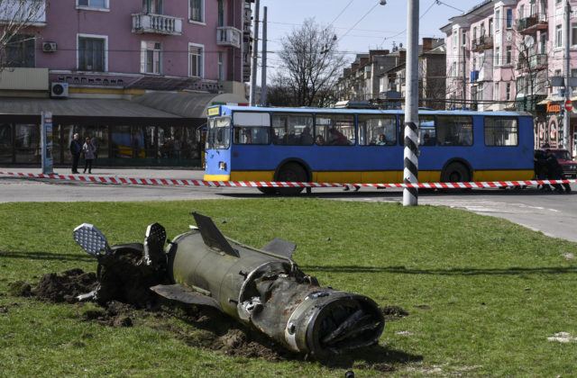 Rusi naďalej útočia pri Donecku a Luhansku, do bojov na východe Ukrajiny sa zapoja aj sily z oblasti Kyjeva