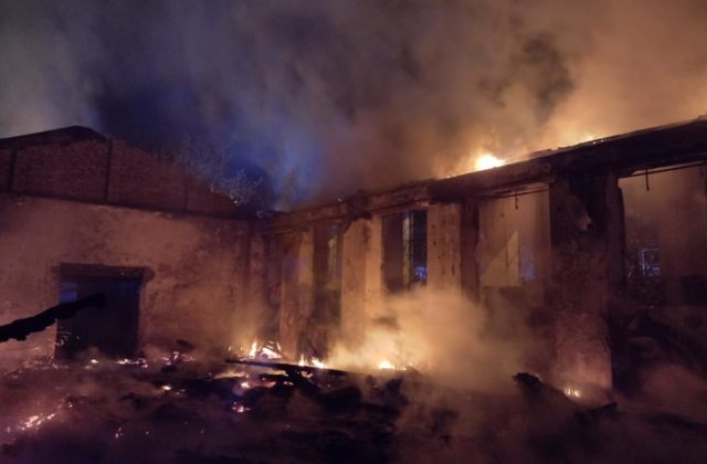 Strechu budovy v Rači zachvátil požiar, príčinou môže byť aj manipulácia s otvoreným ohňom (foto)