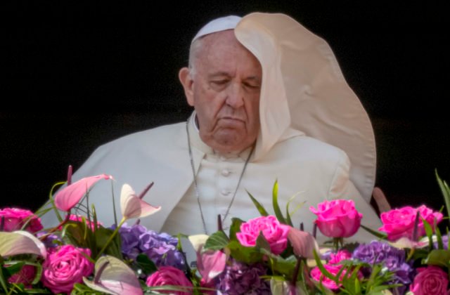 Pápež František po veľkonočnej omši vyzval na mier v nezmyselnej vojne na Ukrajine