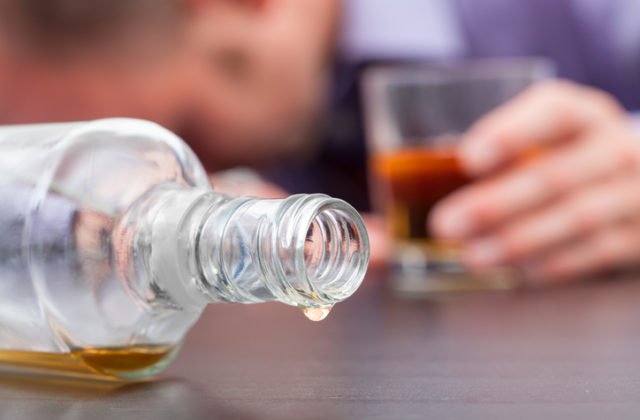 Na Veľkonočný pondelok sa alkoholom priotrávilo rekordne veľa ľudí, po bujarej šibačke skončili na výplachu žalúdka