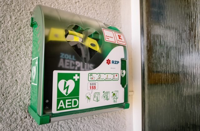 Kaufland v spolupráci s OZ Záchrana venoval obciam defibrilátory, ktoré budú zachraňovať ľudské životy
