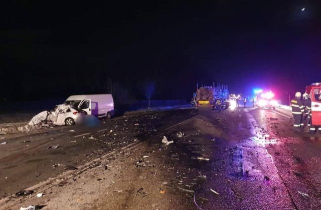 Za Prešovom sa stala tragická dopravná nehoda, osobné auto sa zrazilo s kamiónom a dodávkou