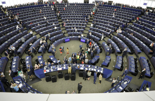 Europoslanci požadujú, aby únia posilnila podporu občanom a podnikom a pomoc Ukrajine