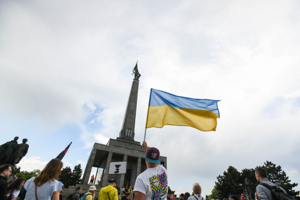 Iniciatíva Mier na Ukrajine si na Slavíne uctila obete vojny na Ukrajine a povedala nie rašizmu (foto)