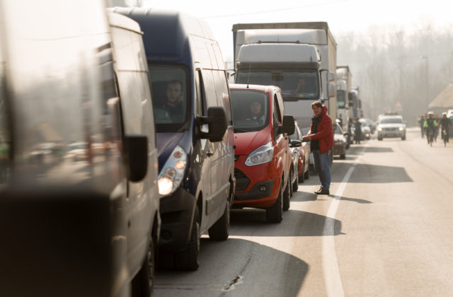 Na hraničnom priechode Ubľa stoja v kolóne stovky áut, čakaciu dobu odhadujú na 168 hodín