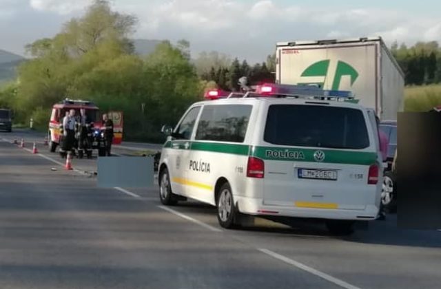 Zrážka s kamiónom si vyžiadala život motorkára, príčinu tragickej nehody už zisťujú (foto)