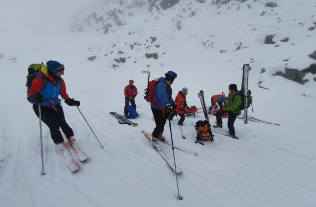 Dobrovoľní horskí záchranári ošetrili počas lyžiarskej sezóny viac ako 300 úrazov, pri niektorých zasahoval vrtuľník