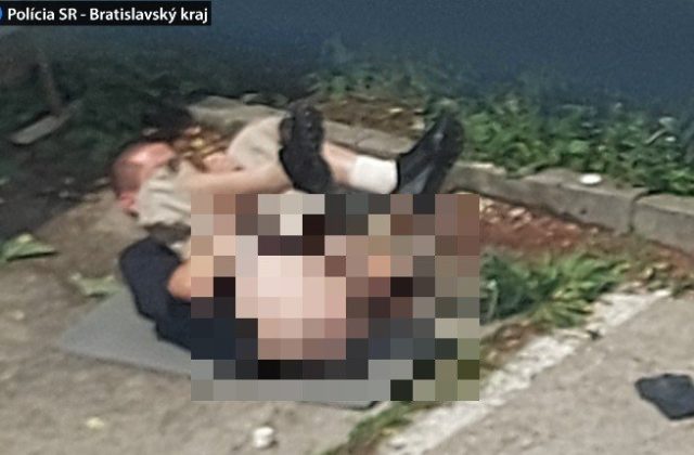 Muž onanoval za bieleho dňa na ulici v Bratislave a zároveň sa uspokojoval obuškom (foto)