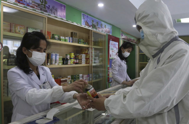 KĽDR hlási ďalší vysoký nárast prípadov a mŕtvych, armáde museli dať na starosť distribúciu liekov