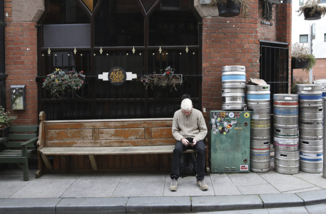 Tisíckam pubov v Británii nepomôže ani zmiernenie opatrení, zostanú zatvorené