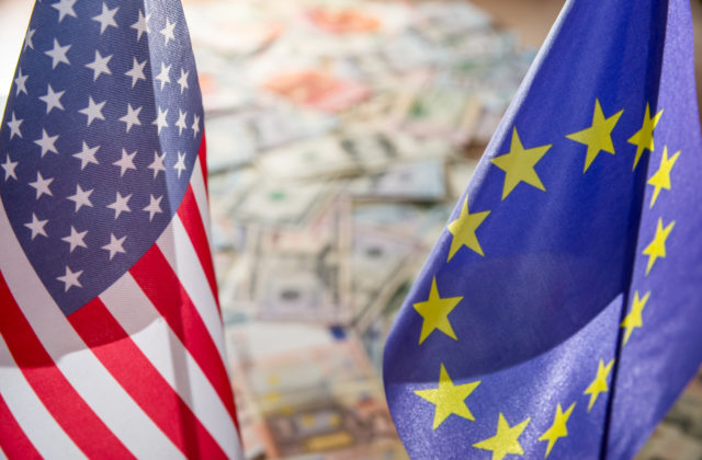 USA sa predháňajú s Európskou úniou v tom, kto poskytne Ukrajine viac peňazí a zatiaľ vedú