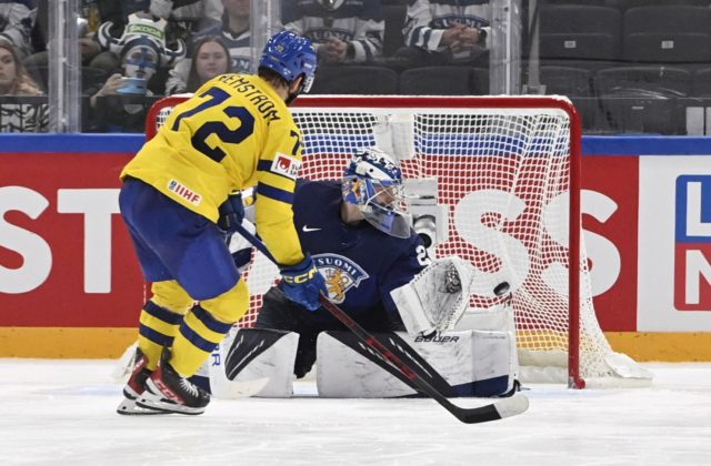 Švédi v nájazdoch zdolali na MS v hokeji domácich Fínov, Taliani si pripísali prvý bod (video)