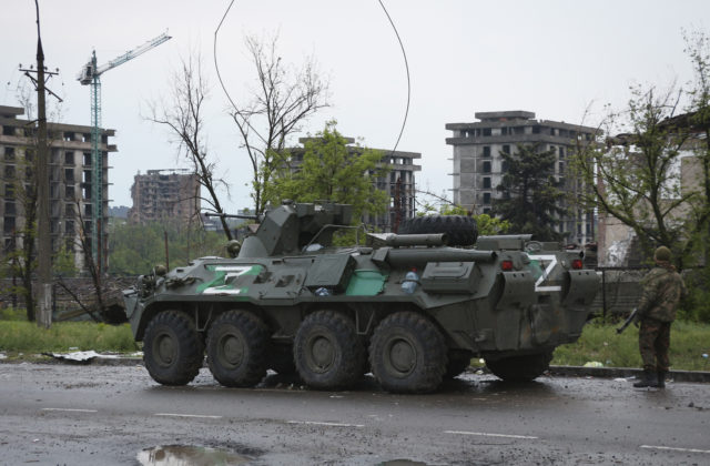 Ukrajinskí obrancovia v Azovstali dostali rozkaz ukončiť obranu mesta, Rusi pokračujú s blokádou