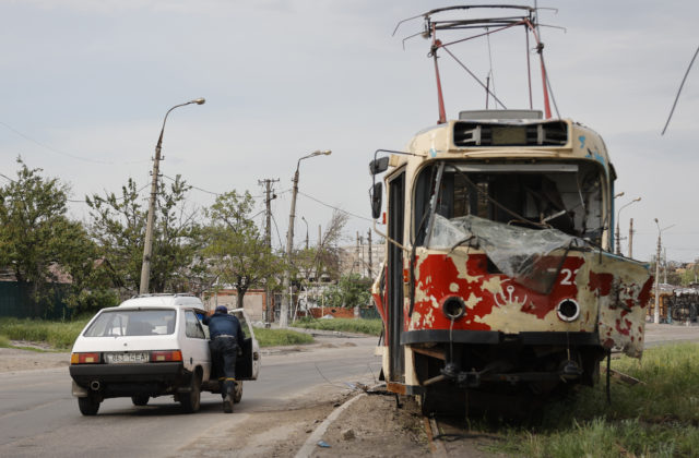 Ukrajinci sa snažia brániť Sjevjerodoneck, ktorý je terčom silného bombardovania