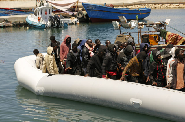 Grécka pobrežná stráž zabránila približne 600 migrantom v príchode