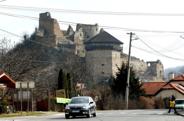 Fiľakovský hrad má sprístupnenú novú repliku, návštevníci v areáli uvidia pravekú pec