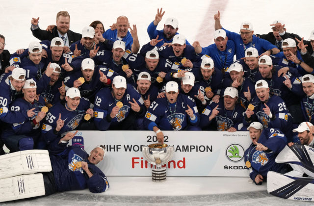 Kanada vo finále MS v hokeji 2022 vyrovnala z 1:3 na 3:3, ale Fínsko rozhodlo v predĺžení