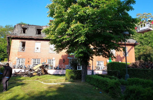 České alzheimer centrum zachvátil požiar, vyžiadal si dve obete a desatky zranených (video)