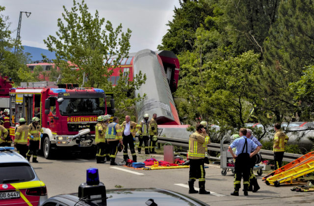 Na juhu Nemecka sa vykoľajil vlak, z miesta nehody hlásia mŕtvych aj zranených (video)