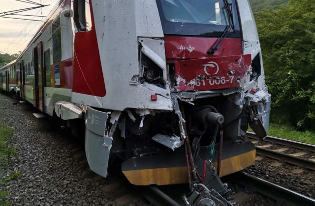 Na železničnej trati medzi Varínom a Vrútkami došlo k vážnej nehode, rušeň narazil do osobného vlaku