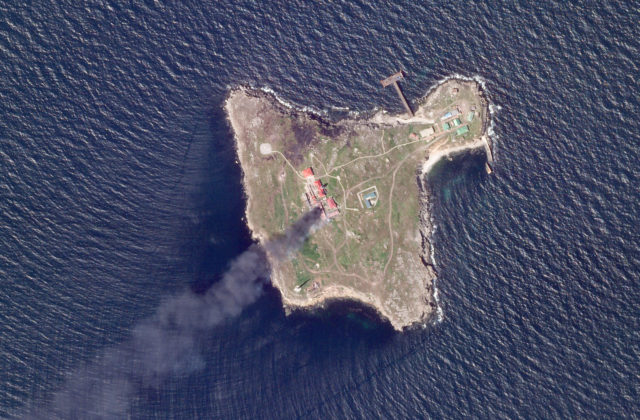 Rusi sa pokúsili opäť zasiahnuť Hadí ostrov, ich bomby sa však zrútili do mora
