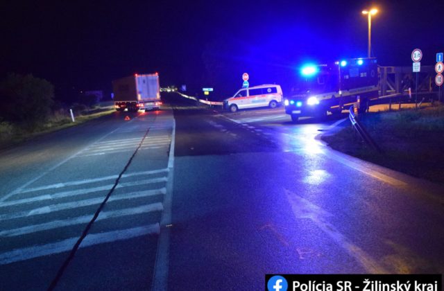 Vozidlo dopravnej zdravotnej služby, ktoré prevážalo 95-ročnú ženu, sa zrazilo s kamiónom (foto)