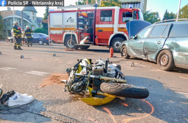 Vodič Fordu nedal prednosť motorkárovi a napálil do neho, muž nehodu neprežil (foto)