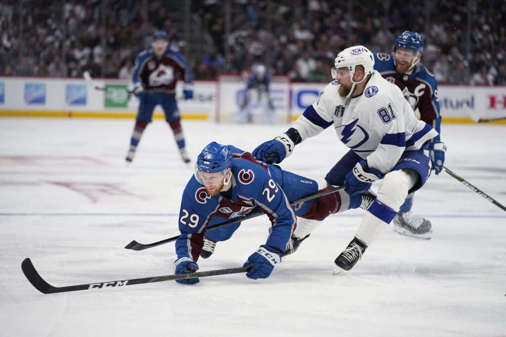 Prvé finále NHL medzi Tampou a Coloradom rozhodlo až predĺženie, Černák zblokoval najviac striel (video)