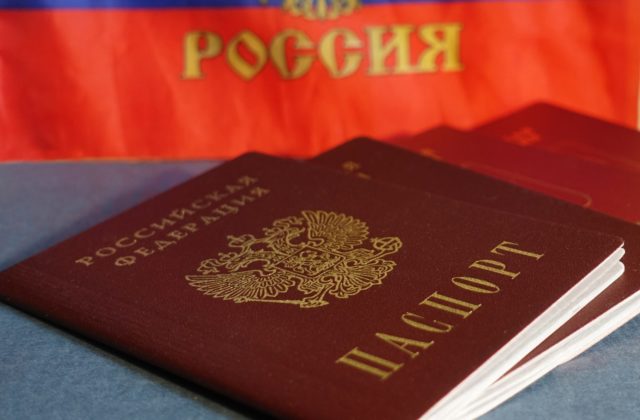 Ukrajinci zavádzajú prísnejšie podmienky pre Rusov, zrušili bezvízový styk s krajinou