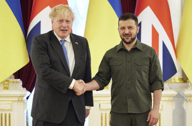 Britský premiér Johnson udelil ukrajinskému prezidentovi Zelenskému Cenu Sira Winstona Churchilla