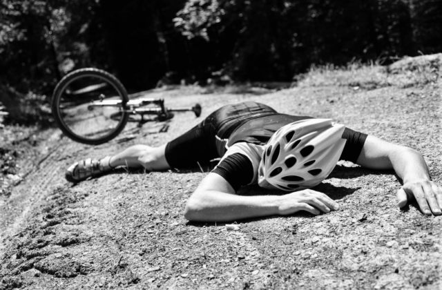 Tragický pád na vytrvalostných pretekoch v Česku, slovenský cyklista prehral boj o život