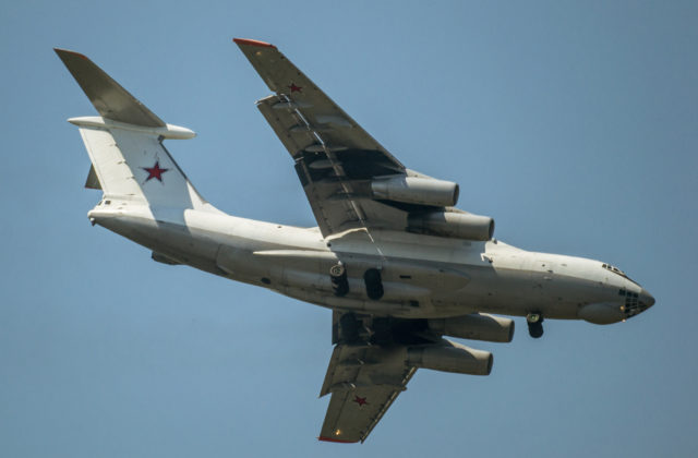 V Rusku sa po problémoch s motorom zrútilo vojenské nákladné lietadlo, zahynulo päť členov posádky
