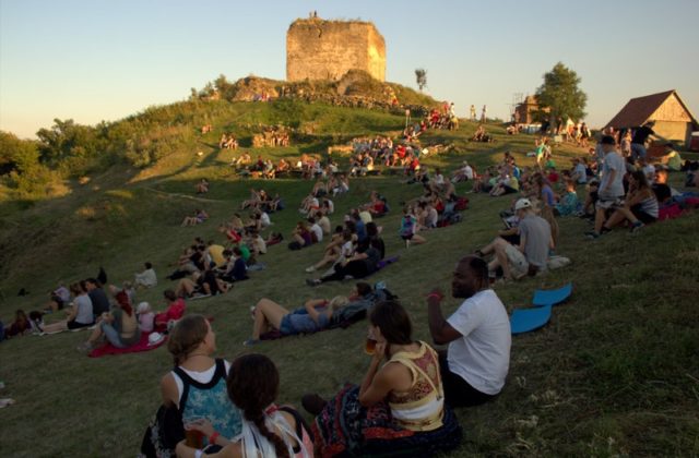 Na Šarišský hrad sa vracia multižánrový festival Filmová noc na hrade