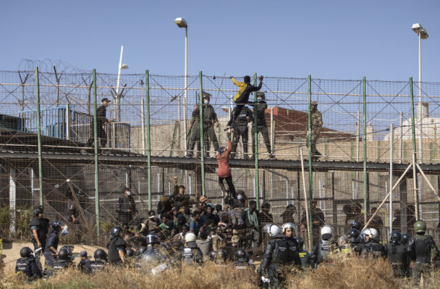 Migranti sa pokúsili vniknúť do Melilly, v tlačenici na hranici zahynulo približne 18 z nich