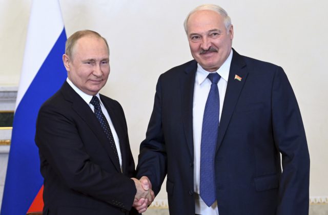 Putin diskutoval s Lukašenkom o spoločných opatreniach voči litovskému zákazu prepravy tovarov do Kaliningradu