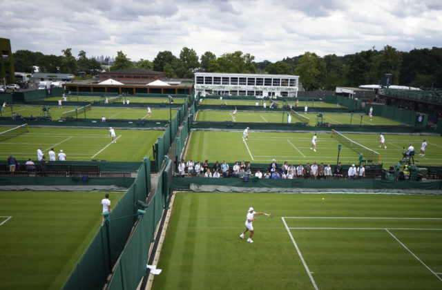Návštevnosť tohtoročného Wimbledonu je druhá najnižšia od roku 2007, dôvodov môže byť viacero