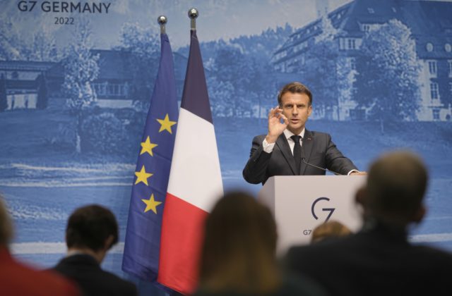 Macron oznámil, že pouličné osvetlenie bude v reakcii na energetickú krízu vypnuté