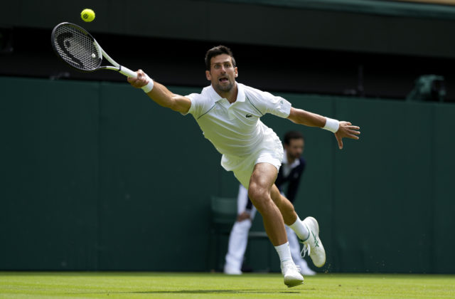 Djokovič prešiel cez svojho krajana do osemfinále Wimbledonu, Kerberová v 3. kole vypadla