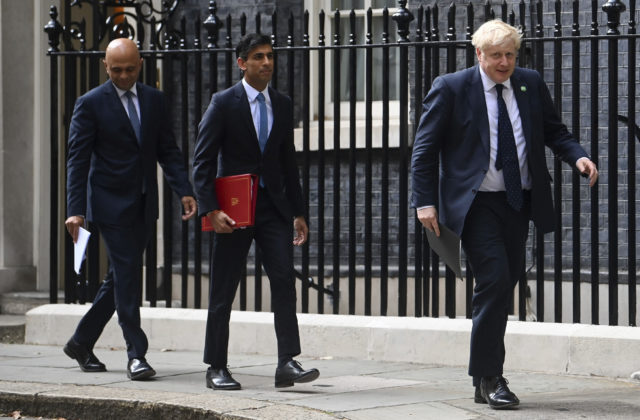 Premiéra Johnsona odchod ministrov nezastaví, aj napriek kritike je odhodlaný pokračovať v úrade