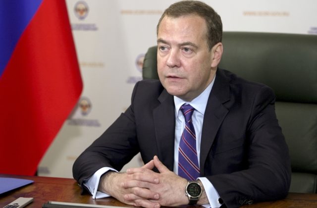 Medvedev sa Američanom vyhráža „božím hnevom“. Skazení vojnoví psi nechutne štekajú, povedal