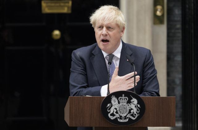 Premiér Boris Johnson má vo štvrtok oznámiť svoju rezignáciu