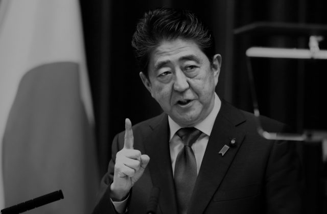 Bývalý japonský premiér Abe bol postrelený, nedýchal a zastavilo sa mu srdce (video)