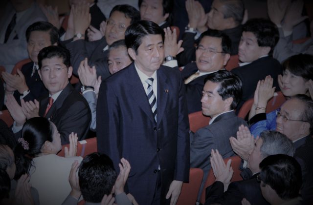 Japonsko prišlo o veľkého premiéra, reaguje Macron a ďalší lídri na šokujúcu smrť Šinza Abeho (foto)
