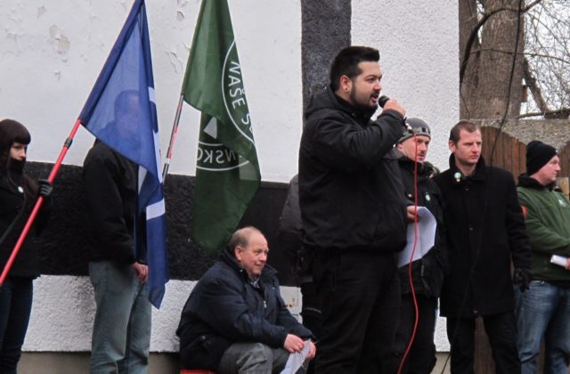 Obvinený šéf Slovenskej pospolitosti Škrabák sa postavil pred súd, za šírenie extrémizmu mu hrozí osem rokov za mrežami